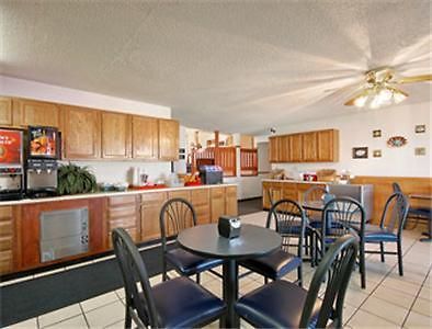 Super 8 Wichita East Kellogg Hotel Ресторант снимка