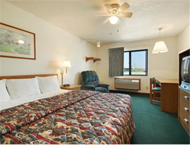 Super 8 Wichita East Kellogg Hotel Стая снимка