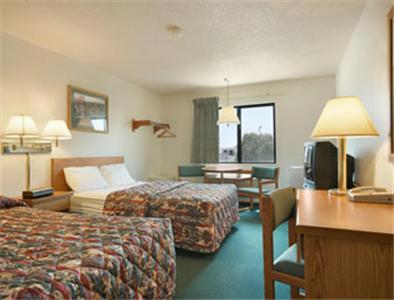 Super 8 Wichita East Kellogg Hotel Стая снимка